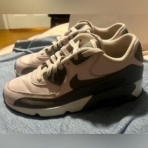Nike Women's Sneakers in Light Pink and Gray